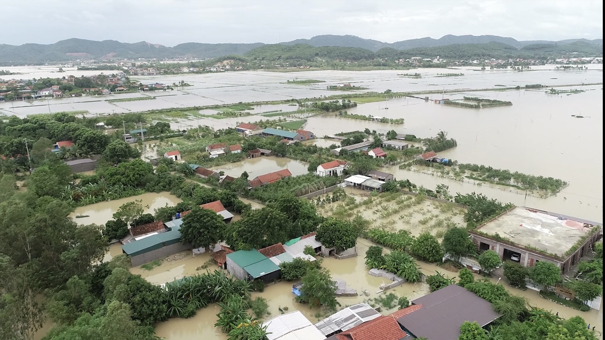Nhiều địa phương ở Nghệ An chìm trong biển nước. Ảnh: QĐ