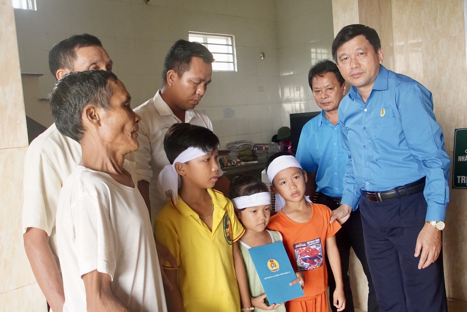 LĐLĐ tỉnh Nghệ An hỗ trợ 3 trẻ mồ côi. Ảnh: QT