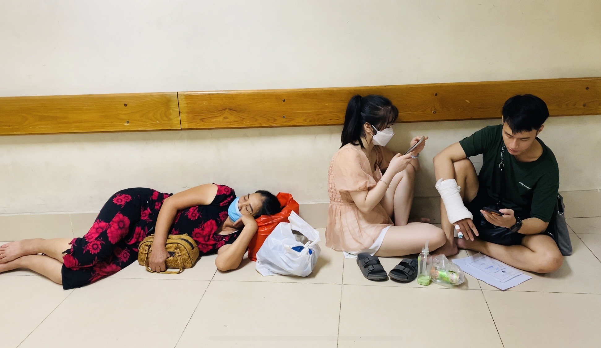 Bệnh nhân và người nhà vạ vật chờ đợi tại bệnh viện tuyến trung ương ở Hà Nội. Ảnh: Thùy Linh