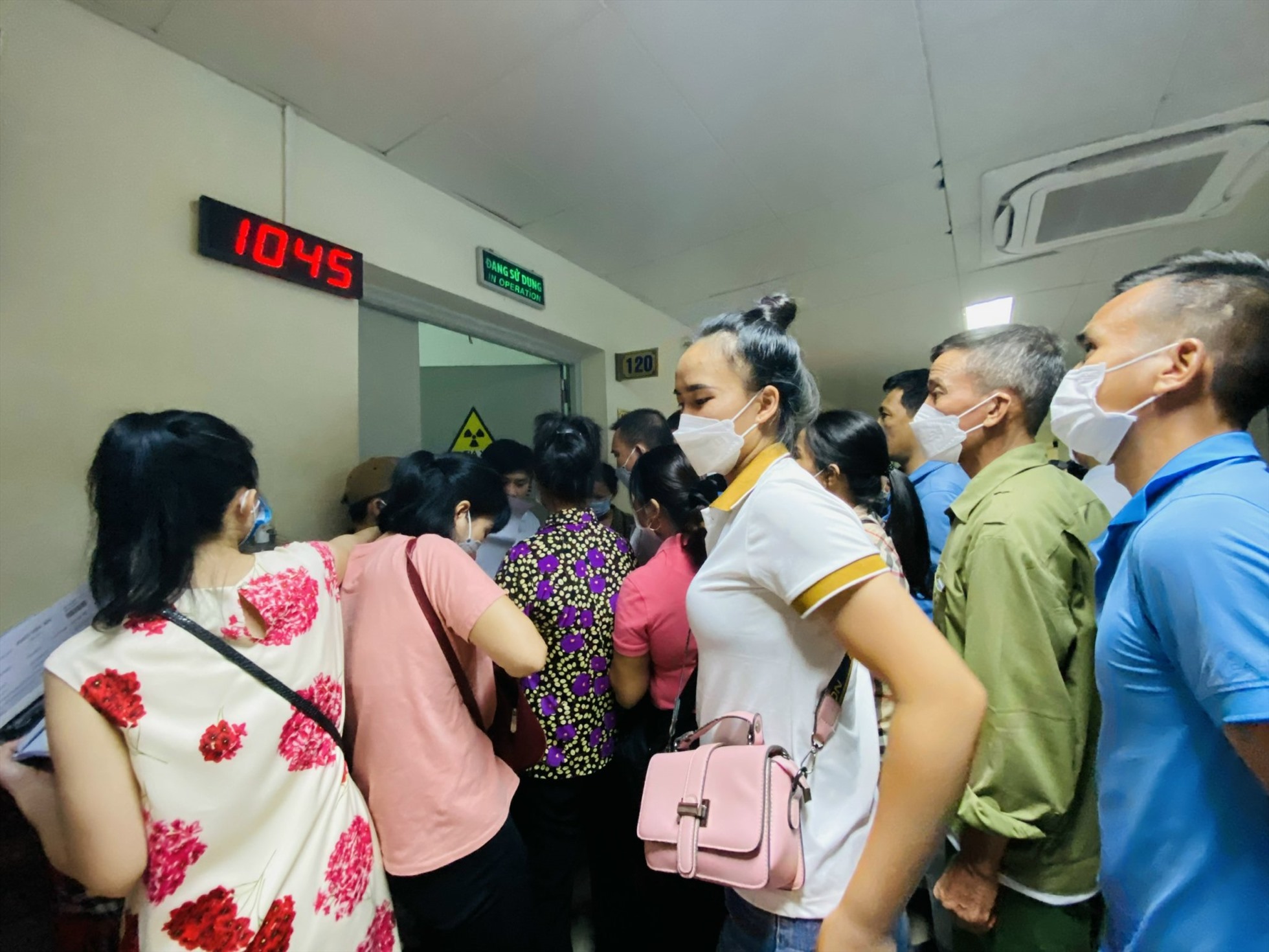 Cảnh quá tải bệnh viện tại BV Việt Đức (Hà Nội). Ảnh: Thùy Linh