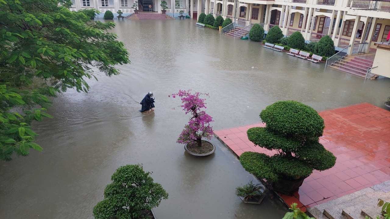 Sân trường PTDT Nội trú THCS Hải Hà (huyện Hải Hà) bị ngập nước.