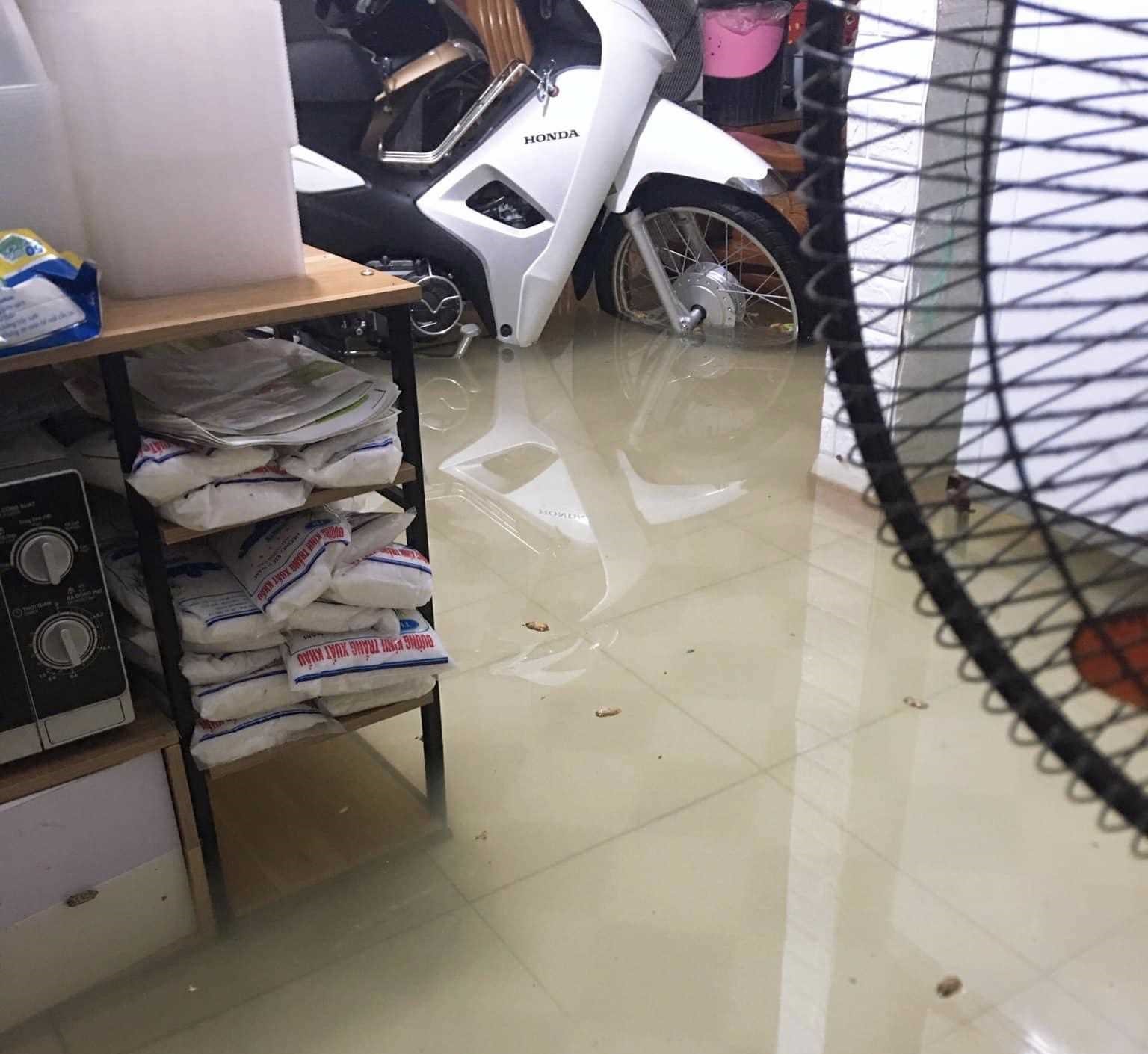 Một số hộ gia đình tại khu Phú Hải, thị trấn Quảng Hà, huyện Hải Hà bị ngập nước do mưa lớn kéo dài.