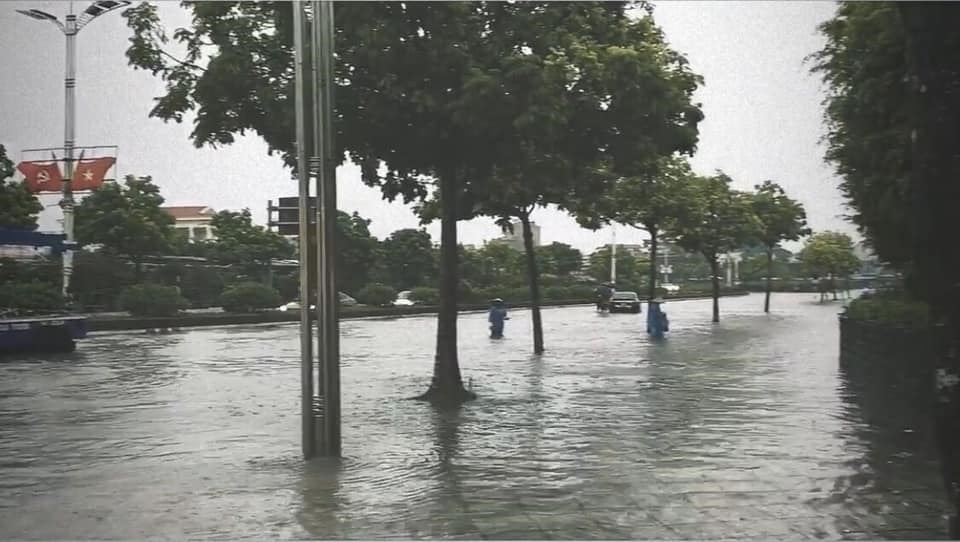 Đại lộ Hòa Bình (Đối diện Quảng trường Móng Cái) bị ngập cục bộ sáng ngày 1.10 khiến các phương tiện giao thông qua khu vực này gặp khó khăn.