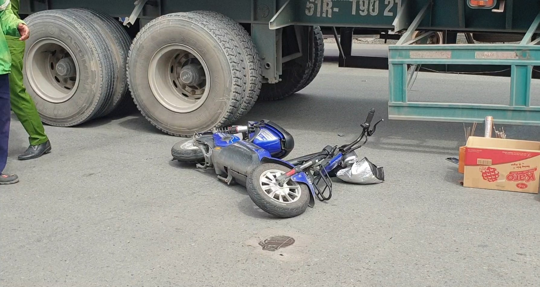 Đi xe đạp điện qua đường 2 học sinh bị xe tải tông thương vong
