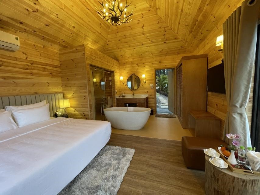 Tại khu vực này có cung cấp đa dạng dịch vụ lều trại, khách sạn ba sao, bungalow gỗ thông, villa để du khách lựa chọn. (Ảnh: Sunny Camping)