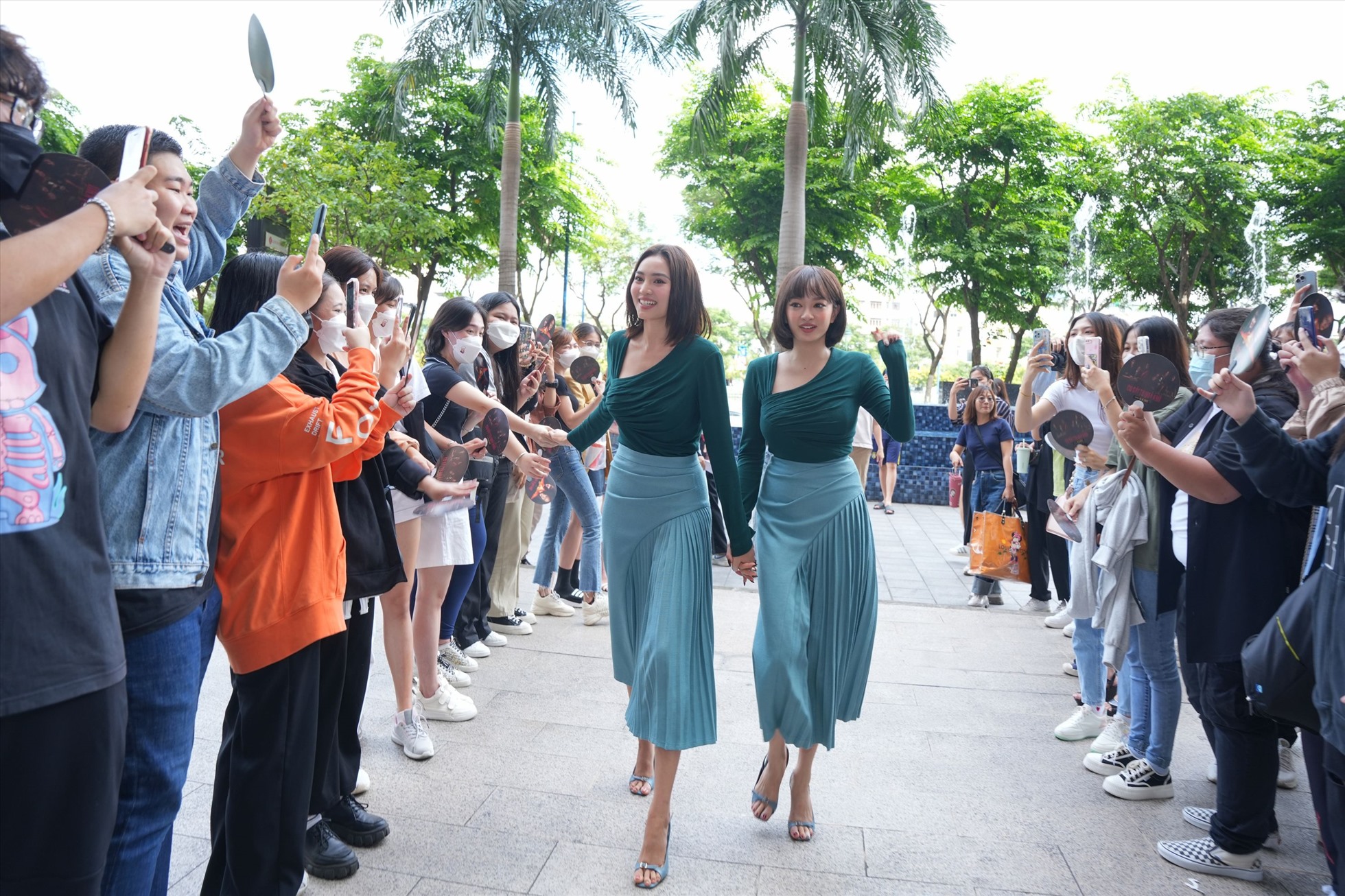 Lan Ngọc - Kaity Nguyễn thân thiết đi bên nhau khi đến dự buổi Fanmeeting tổ chức tại TPHCM. Ảnh: NVCC