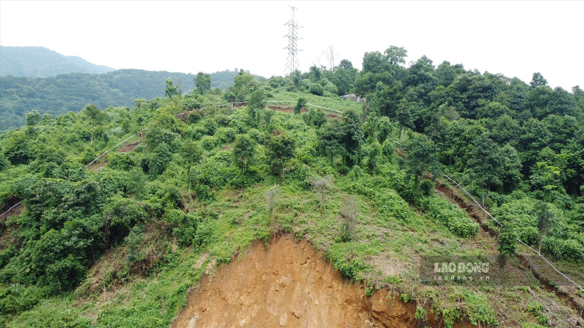 Vết nứt này xuất hiện từ trung tuần tháng 9, thuộc địa phận xã Bản Vược (Bát Xát, Lào Cai). Qua kiểm tra sơ bộ, tính từ mái taluy đường vào vết nứt chỗ cao nhất khoảng 70m; chiều dài vết nứt 100 mét; vết nứt rộng khoảng 30 cm; lún sâu so với hiện trạng khoảng 2m; diện tích khu vực nứt khoảng 4.000m2; ước khoảng 30.000 m3 đất, đá.