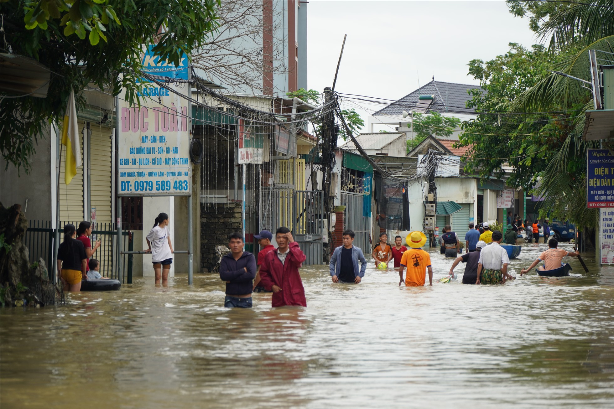 Theo nhiều người dân tại xã Quỳnh Lâm, huyện Quỳnh Lưu (tỉnh Nghệ An), trong hôm qua (30.9) trên địa bàn nước lũ về nhanh và ngập rất sâu. Ảnh: Q.D