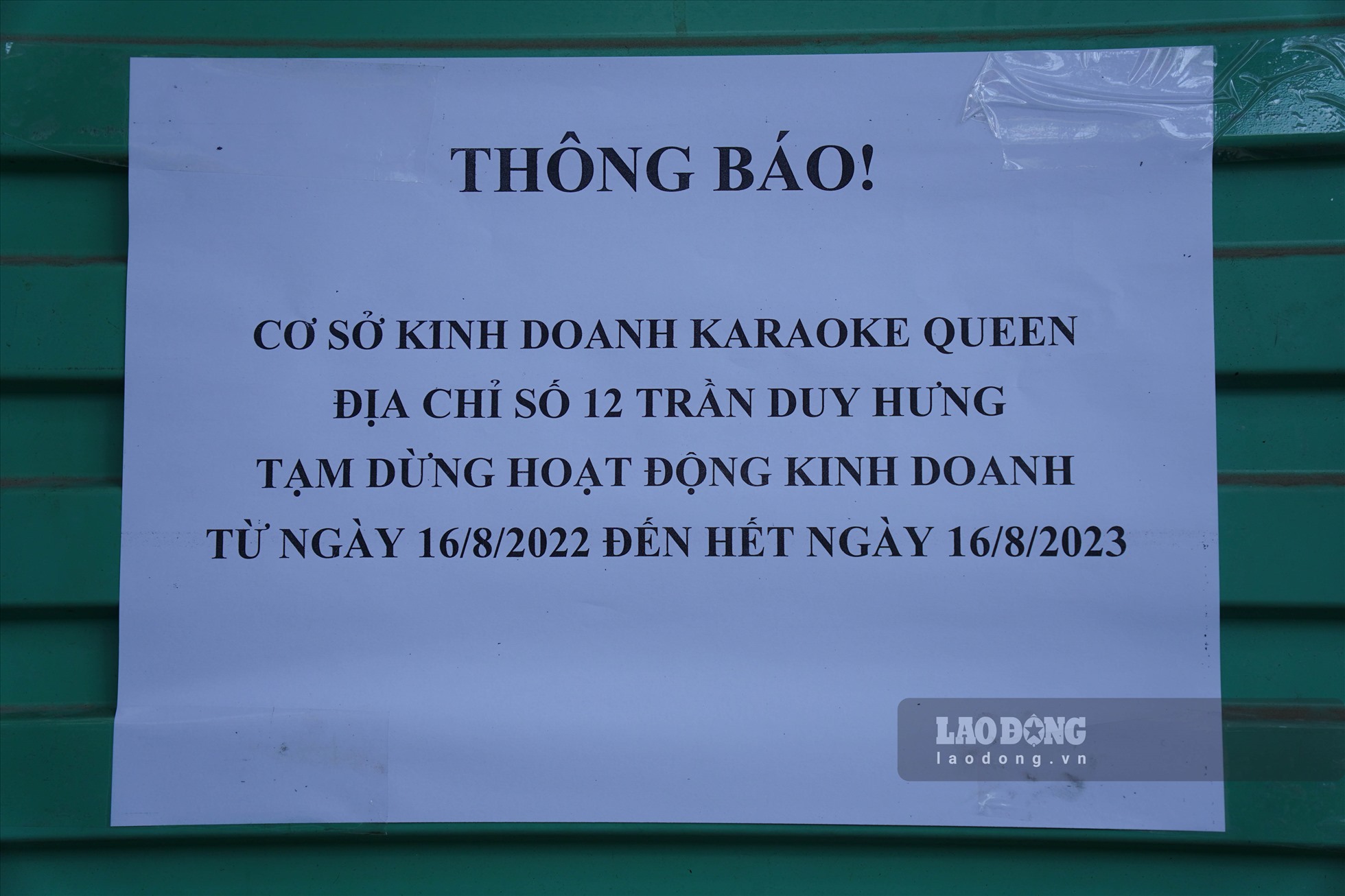 Theo ghi nhận trưa ngày 1.10, quán karaoke QUEEN xuất hiện tờ thông báo đóng cửa từ ngày 16.8.2022 đến 16.8.2023. Còn theo báo cáo của Công an quận Cầu Giấy, cơ sở này đã dừng hoạt động.