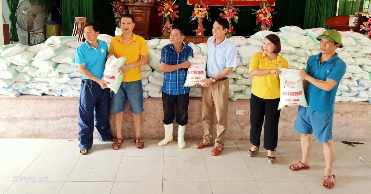 Một doanh nghiệp hỗ trợ người dân vùng lũ Quỳnh Lưu 50 tấn gạo. Ảnh: QĐ