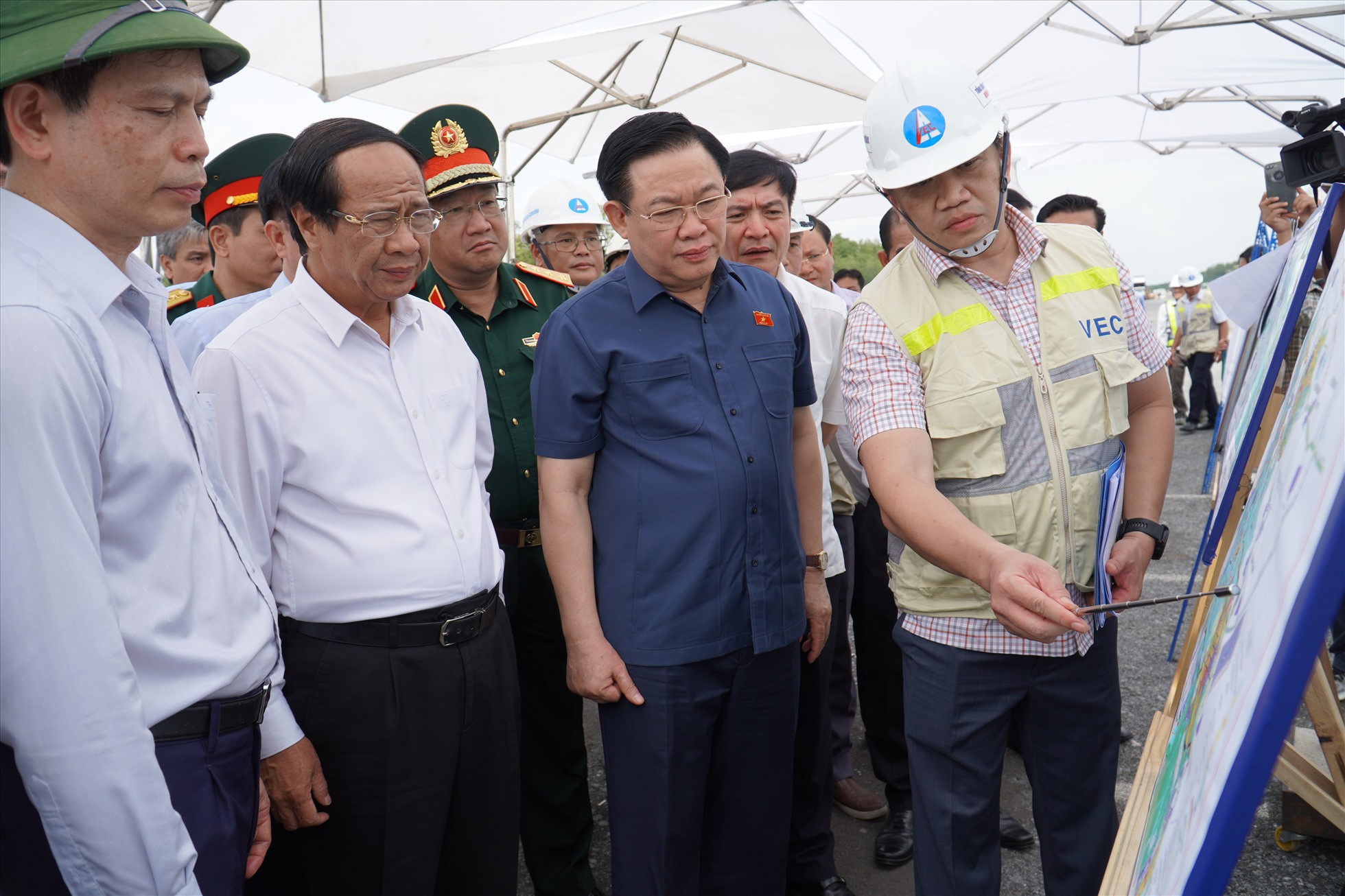 Sáng cùng ngày 2.10, Chủ tịch Quốc hội Vương Đình Huệ cùng đoàn công tác Trung ương đã kiểm tra tiến độ dự án cao tốc Bến Lức - Long Thành, đoạn qua địa phận tỉnh Đồng Nai. Ảnh: Hà Anh Chiến