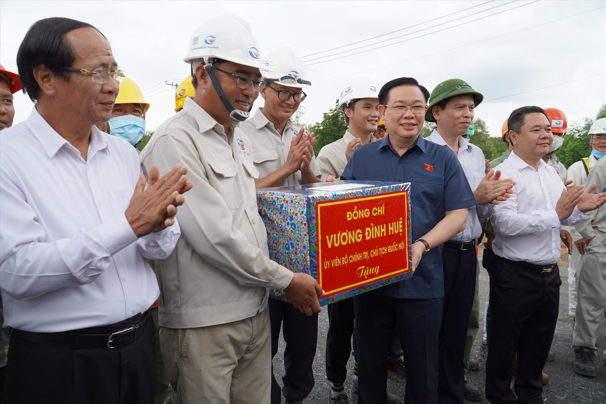 Chủ tịch Quốc hội Vương Đình Huệ tặng quà cho cán bộ công nhân viên đang thi công tại dự án cao tốc Bến Lức - Long Thành. Ảnh: Hà Anh Chiến