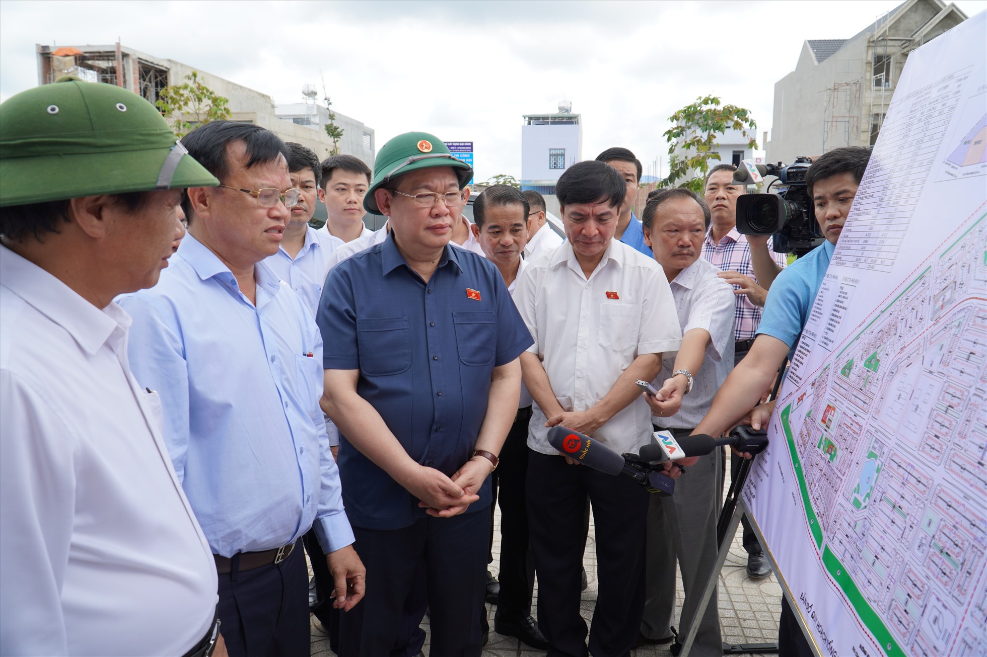 Chủ tịch Quốc hội cùng đoàn công tác Trung ương thăm và tặng quà các hộ dân đã di dời về sinh sống tại khu tái định cư Lộc An - Bình Sơn (huyện Long Thành). Ảnh: Hà Anh Chiến