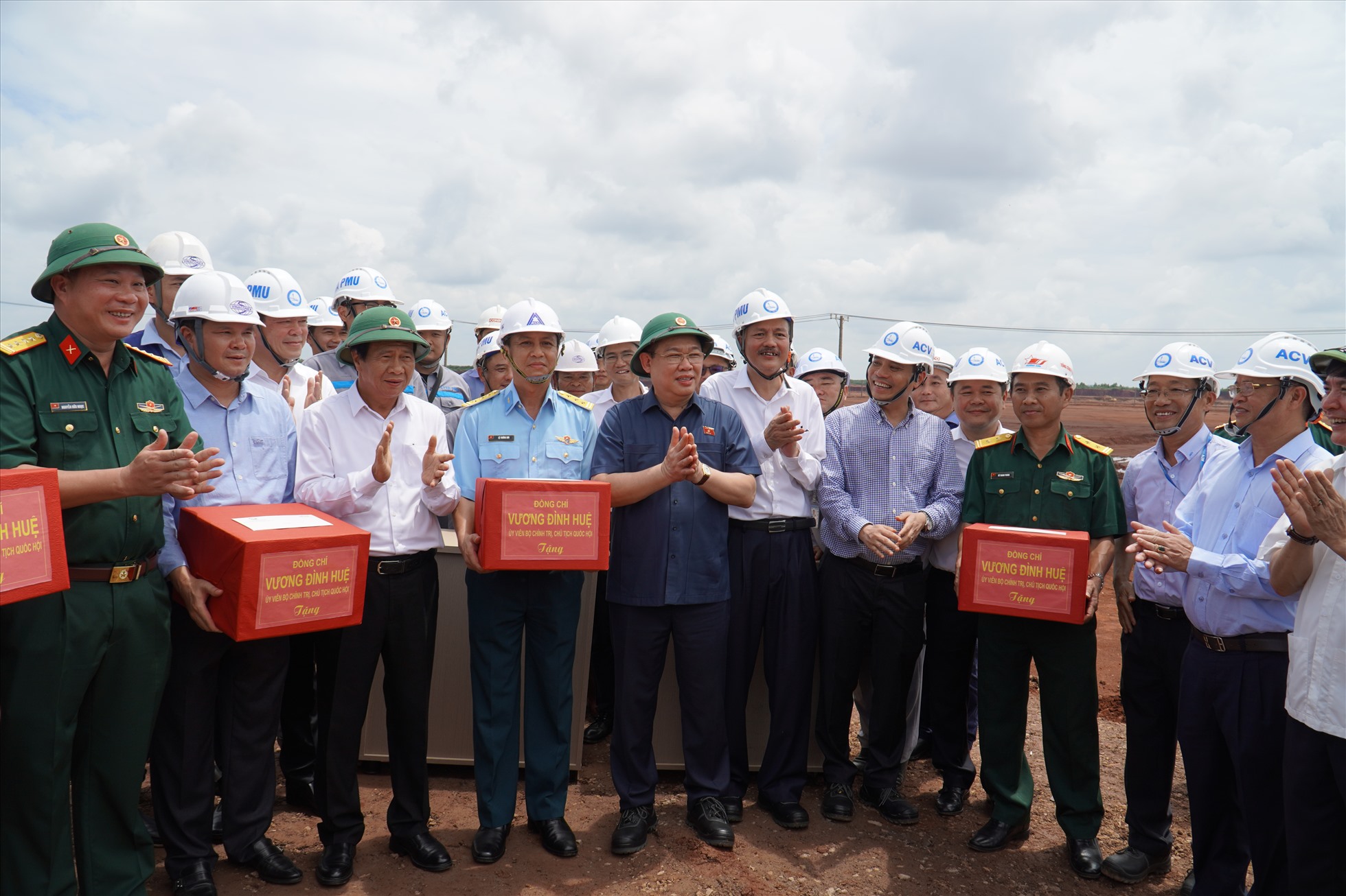 Chủ tịch Quốc hội Vương Đình Huệ tặng quà cho các cán bộ chiến sĩ, nhân viên lao động đang thi công tại dự án sân bay Long Thành giai đoạn 1. Ảnh: Hà Anh Chiến