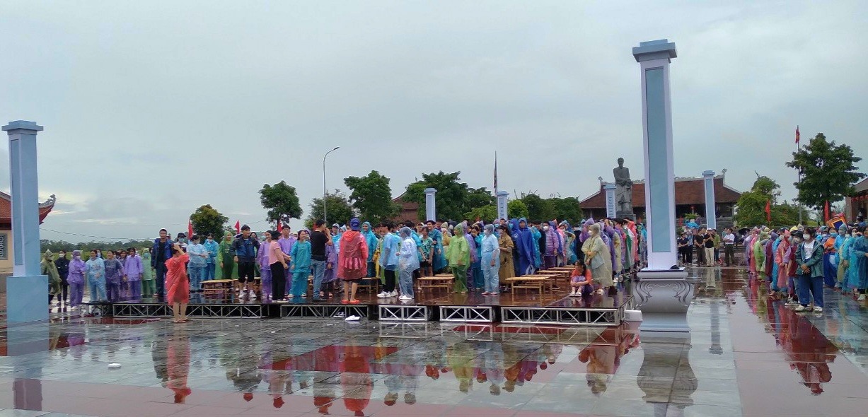 Mặc dù trời mưa lớn, hàng trăm em học sinh Trường THPT Bắc Duyên Hà vẫn miệt mài diễn tập, chuẩn bị cho sự kiện lớn vào sáng mai (2.10). Ảnh: P.V.S
