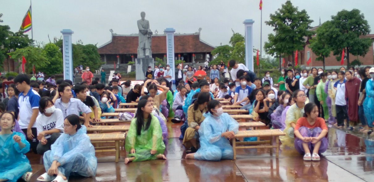 Mặc dù trời mưa lớn, hàng trăm em học sinh Trường THPT Bắc Duyên Hà vẫn miệt mài diễn tập, chuẩn bị cho sự kiện lớn vào sáng mai (2.10). Ảnh: P.V.S
