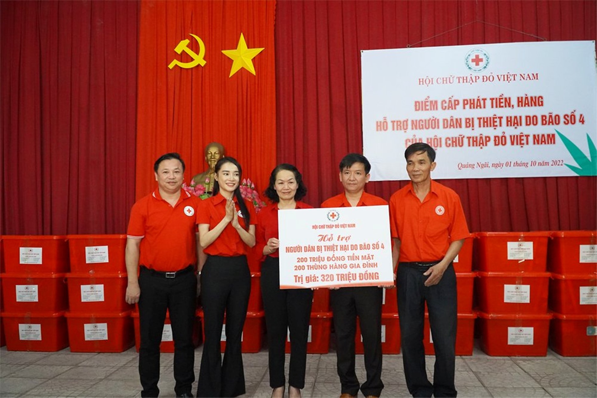 Bà Bùi Thị Hòa- Chủ tịch Hội Chữ thập đỏ Việt Nam trao quà hỗ trợ người dân Quảng Ngãi bị thiệt hại do bão Noru.