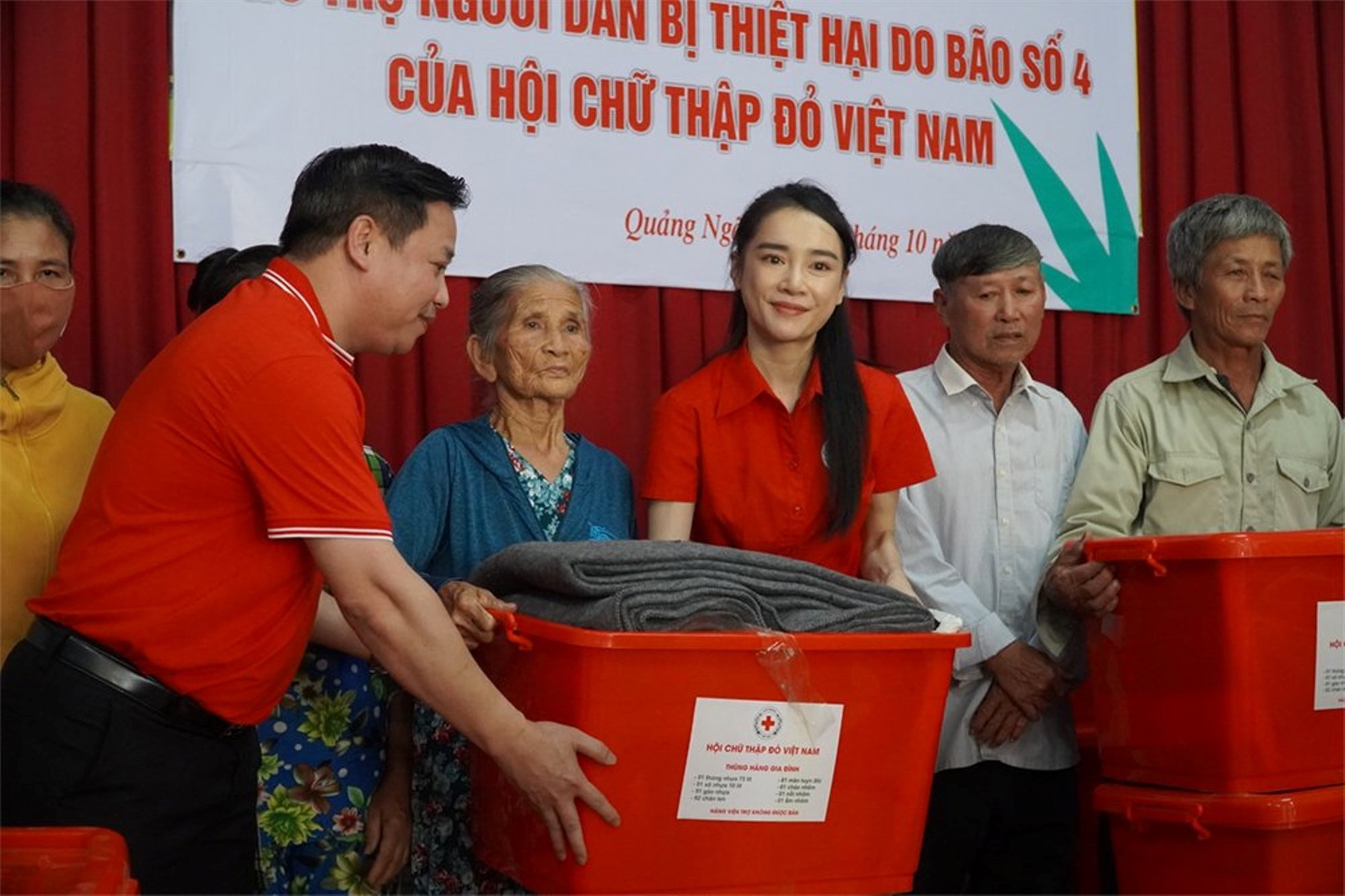 Diễn viên Nhã Phương, đại sứ chương trình “Dinh dưỡng cho em“, cũng đi cùng đoàn và trao quà hỗ trợ các hộ dân bị thiệt hại do bão Noru.