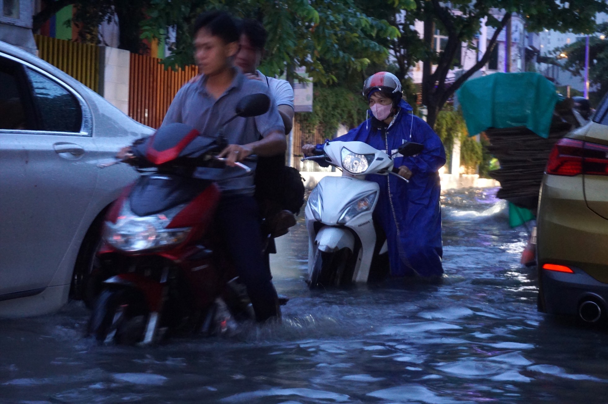 Được mệnh danh là “khu nhà giàu” với hàng loạt biệt thự, căn hộ cao cấp, nhưng nhiều năm nay, người dân ở phường Thảo Điền (Thành phố Thủ Đức phải sống trong cảnh khốn khổ vì cứ mưa là ngập. Phóng viên Lao Động có mặt tại đường Quốc Hương ngay sau khi cơn mưa lớn vừa kết thúc nhưng đến 19h30 tối, tuyến đường này vẫn ngập 30 cm khiến việc đi lại của người dân hết sức bất tiện.