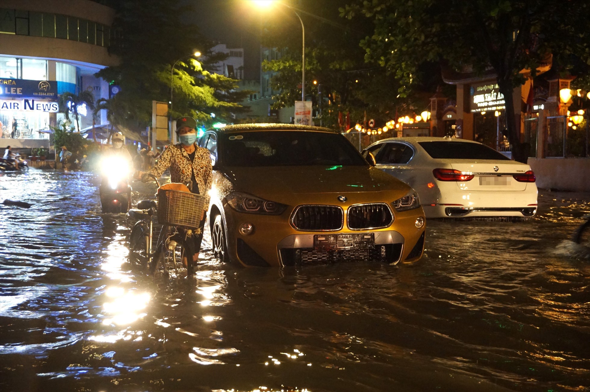 Người dân sống tại khu vực này cho biết, mỗi mùa mưa đến đều rất khổ sở vì nước ngập. Đường Quốc Hương là một trong 39 tuyến đường ở TPHCM thường xuyên bị ngập sau mưa.