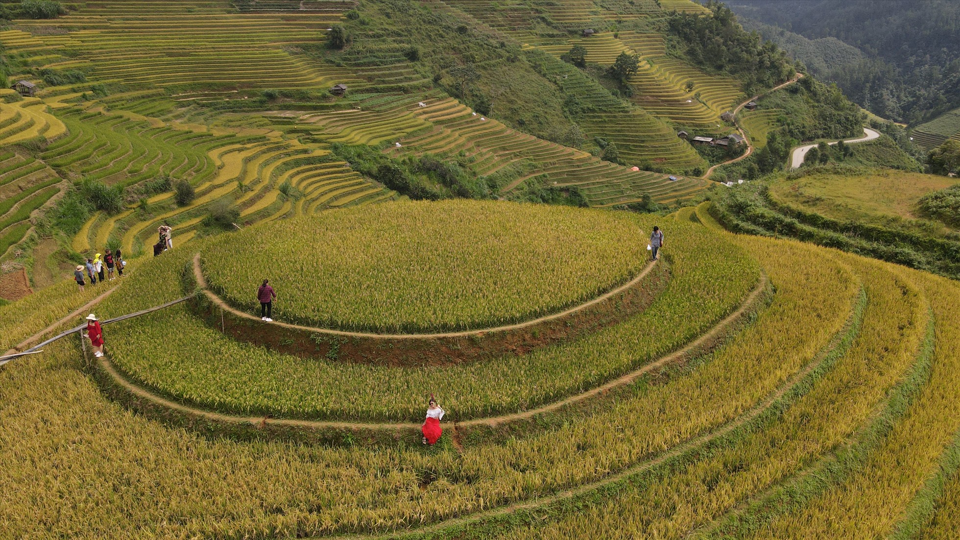 Du khách được tham quan các thắng cảnh đẹp của Yên Bái.