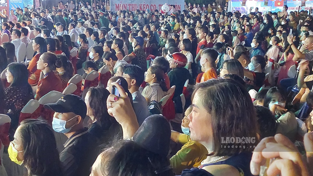 Hàng nghìn người dân và du khách sẵn sàng đội mưa để thưởng thức chương trình văn nghệ trong đêm khai mạc.