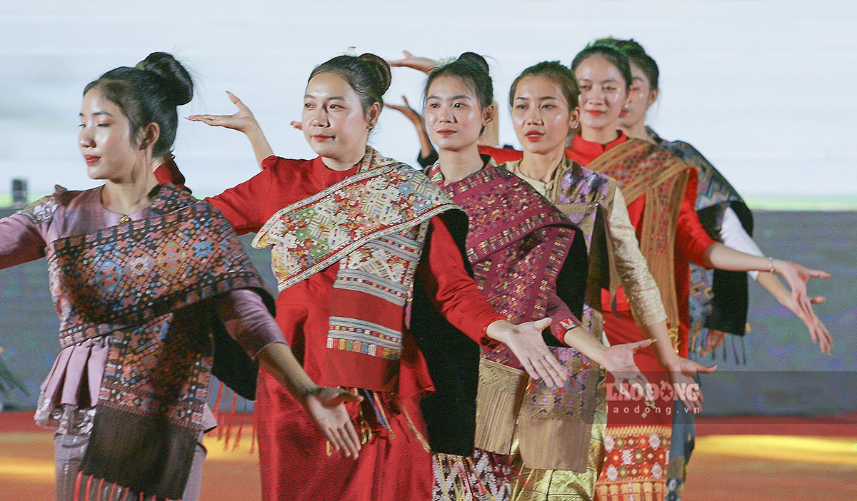 Những cô gái Lào trong điệu múa truyền thống.