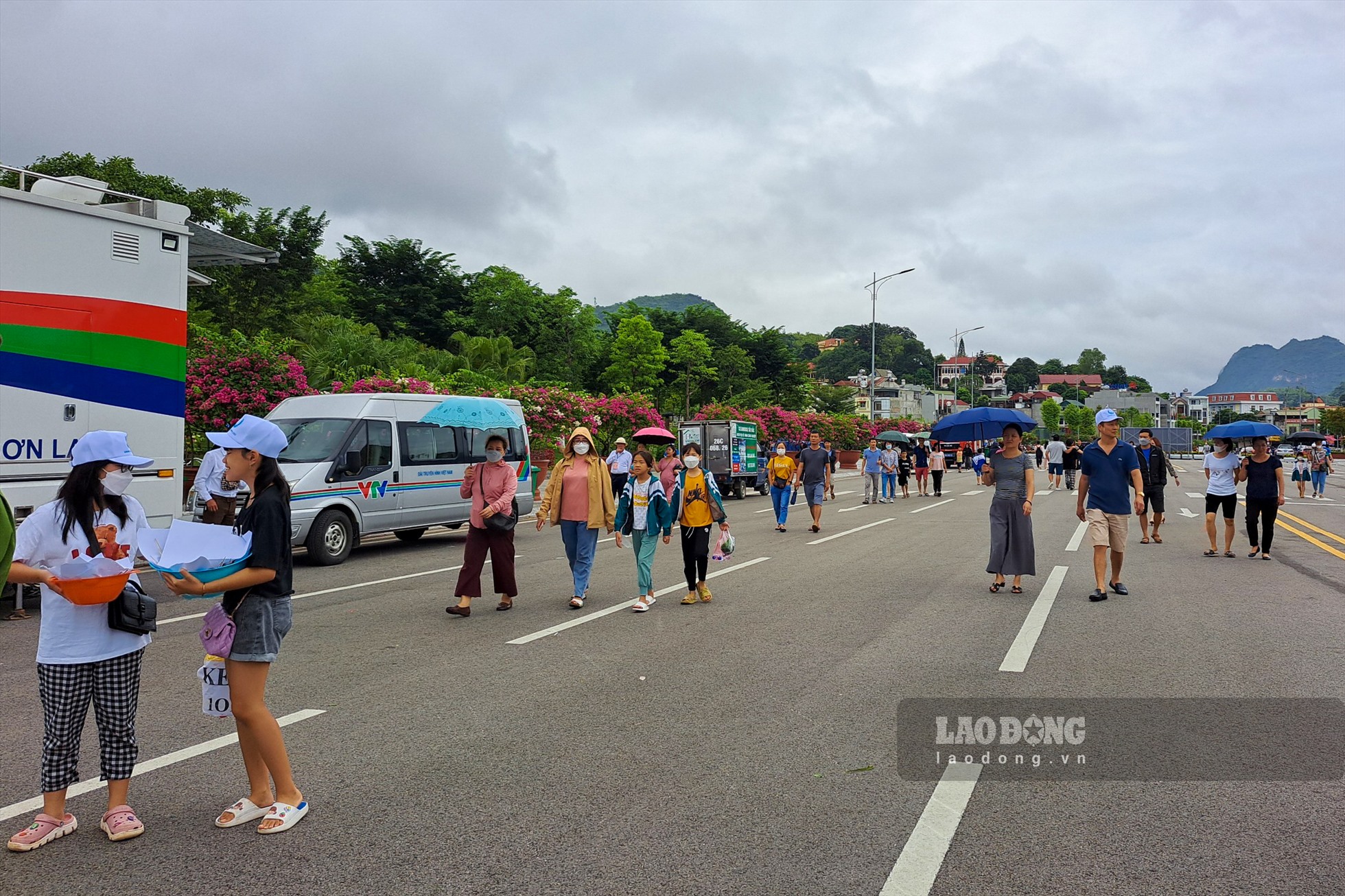 Sáng 2.10, có mặt tại TP.Sơn La, tỉnh Sơn La, theo ghi nhận của PV, đông đảo người dân từ khắp các ngả đường đang đổ về quảng trường Tây Bắc - trái tim của tỉnh miền núi Sơn La.