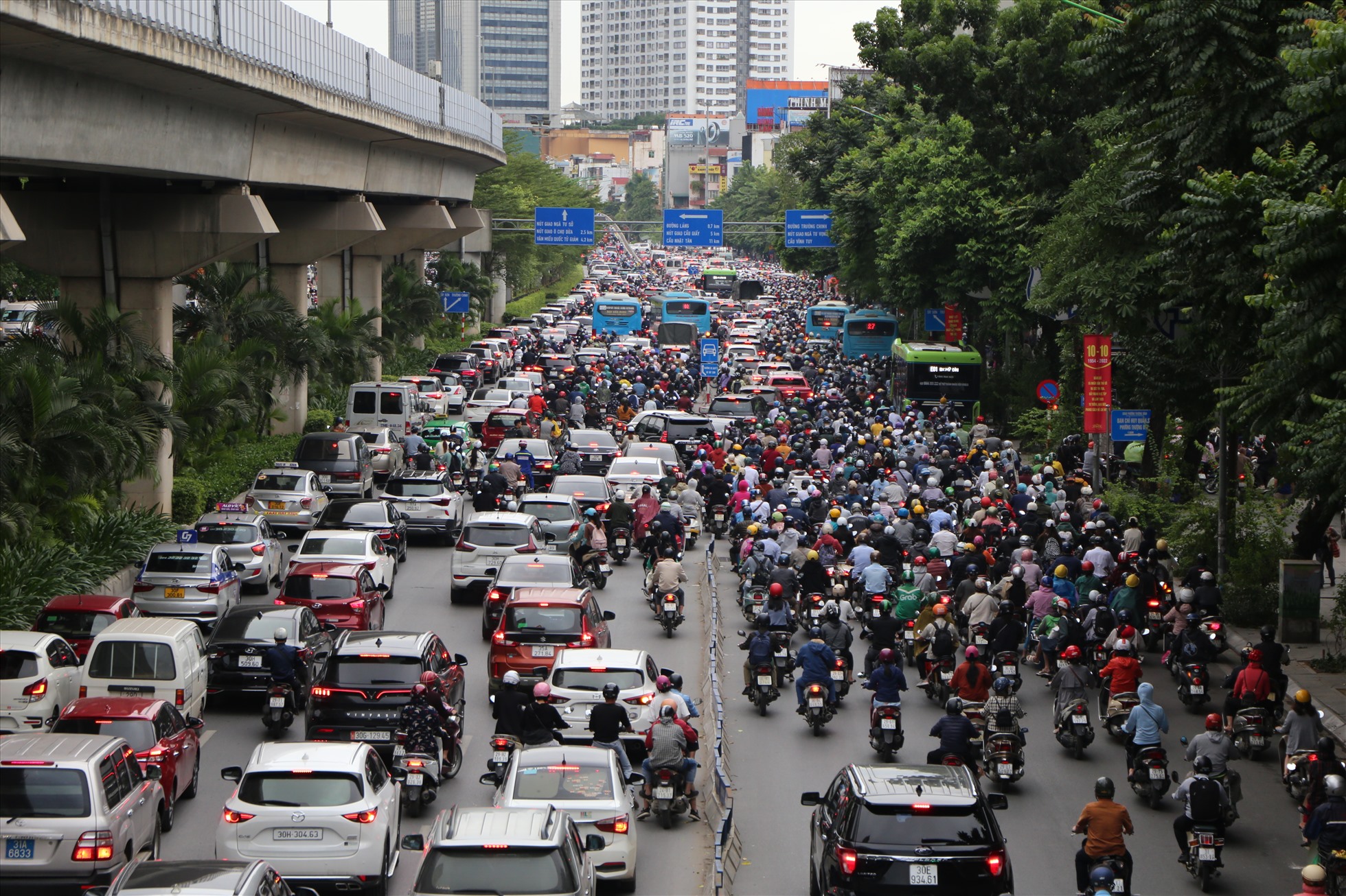 Ghi nhận lúc 8h, đường Nguyễn Trãi ghi nhận mật độ giao thông lớn. Ở các nhánh nhỏ nối ra đường lớn, nhiều phương tiện đứng yên.