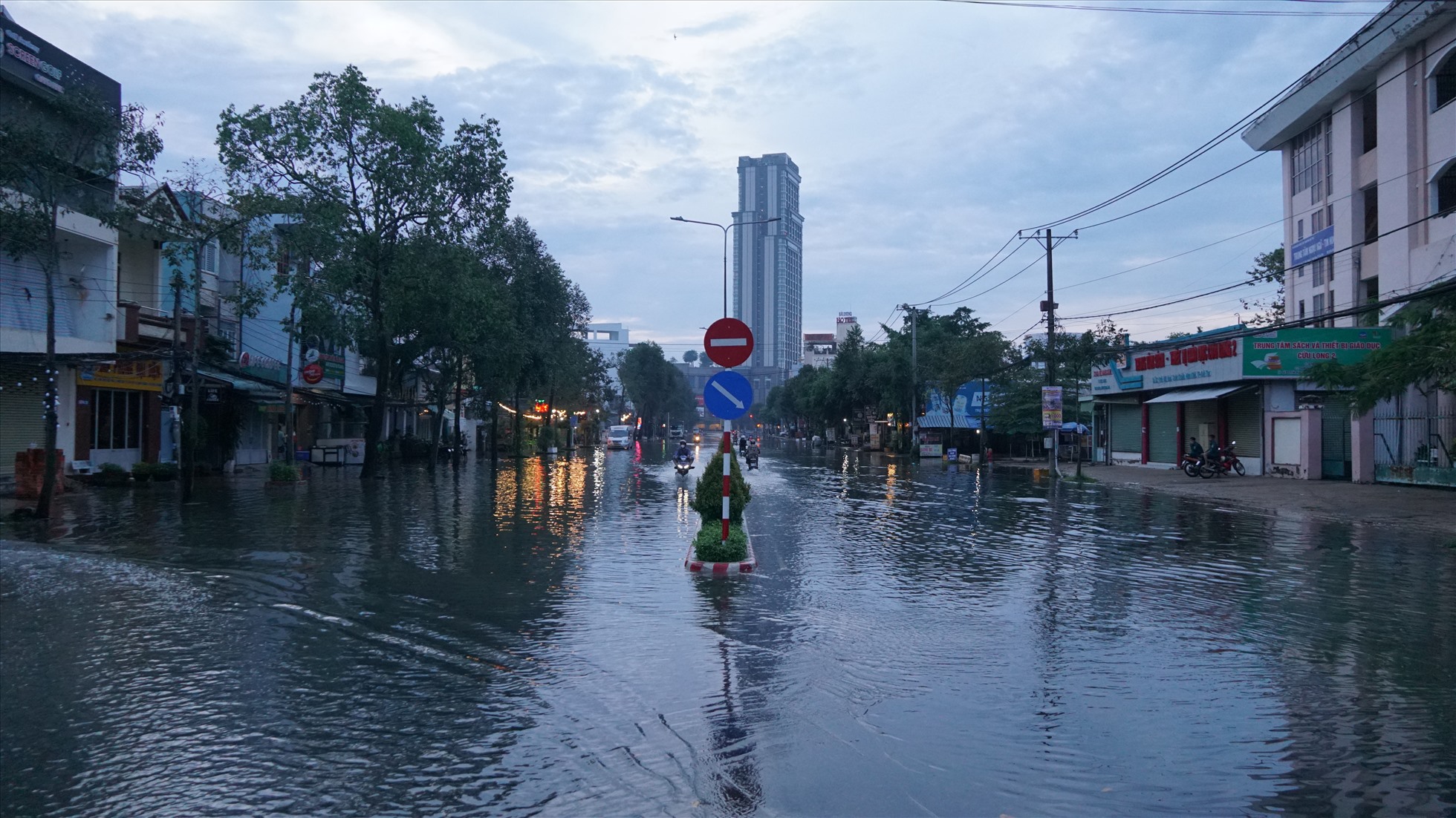 Theo ghi nhận của phóng viên, từ 5h sáng ngày 10.10, nhiều tuyến đường chính của thành phố Cần Thơ chìm trong biển nước ngày đầu tuần.