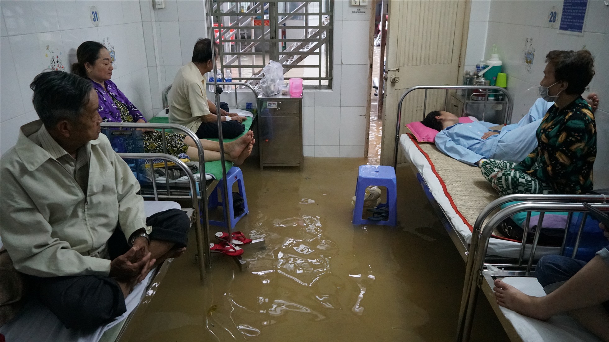 Trong Bệnh viện Tim mạch, nước tràn vào phòng bệnh nhân.