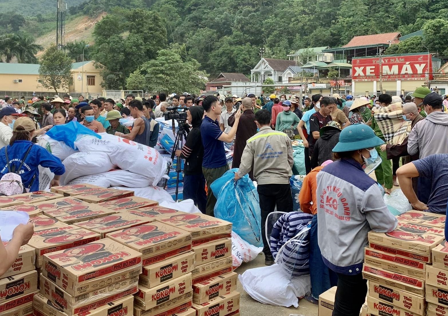 Hàng tấn hàng hóa, lương thực và nhu yếu phẩm được chuyển đến đồng bào vùng lũ Kỳ Sơn ( Nghệ An). Ảnh: Quỳnh Trang