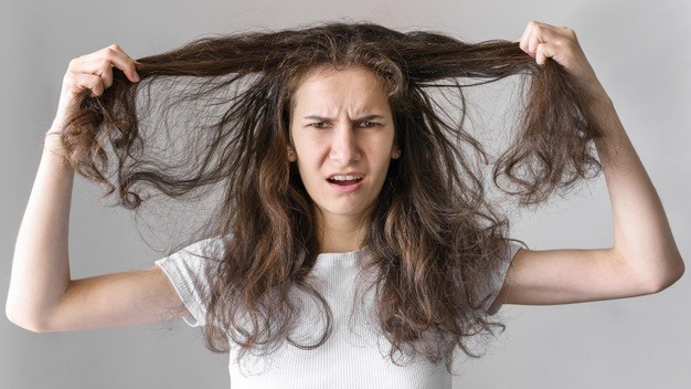 Việc sở hữu mái tóc dầu cũng có thể là nguyên nhân gay ra tình trạng tóc bết ngay cả khi mới gội xong. Ảnh: ST