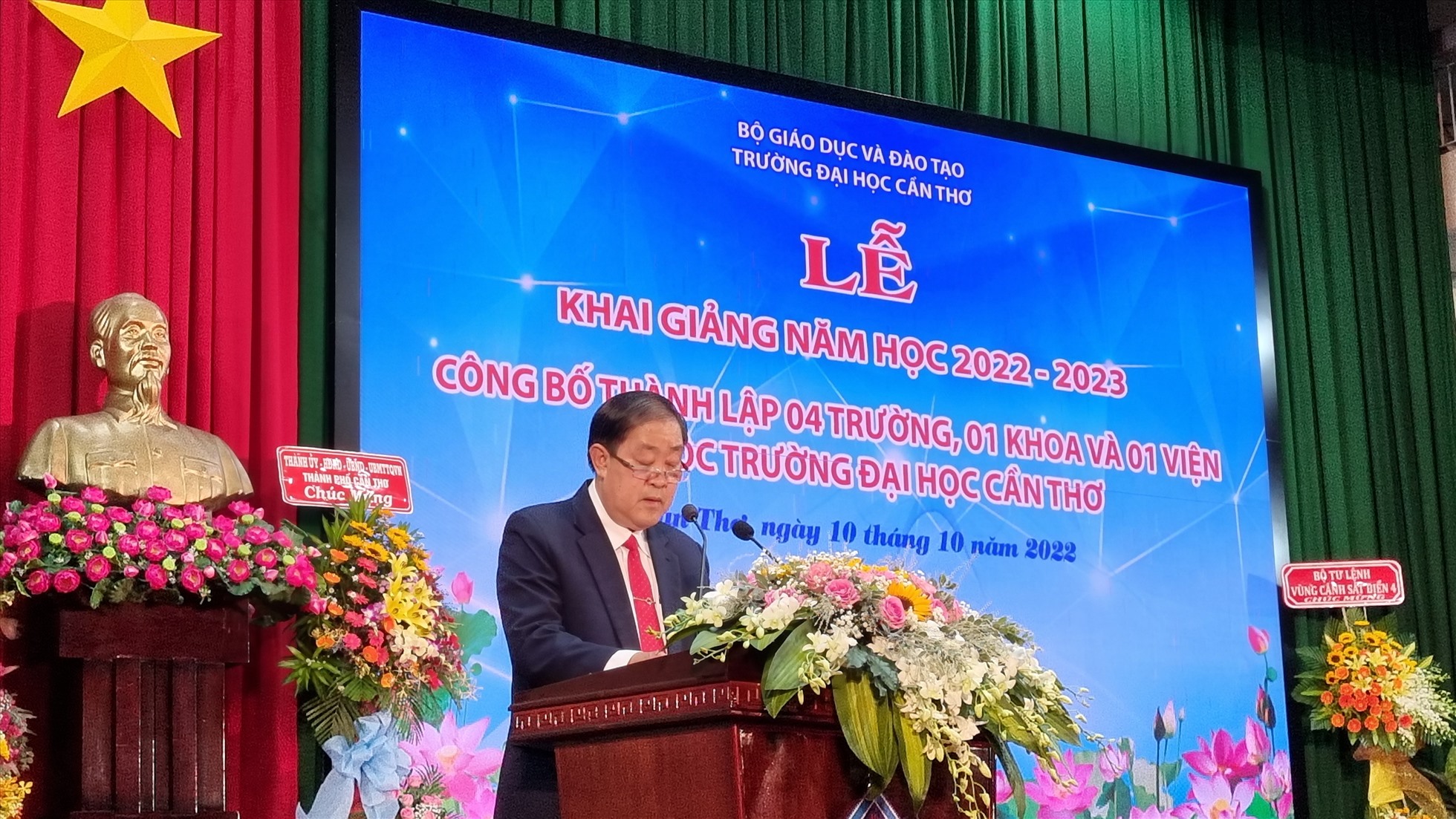 Hiệu trưởng Đại học Cần Thơ Hà Thanh Toàn phát biểu tại Lễ công bố