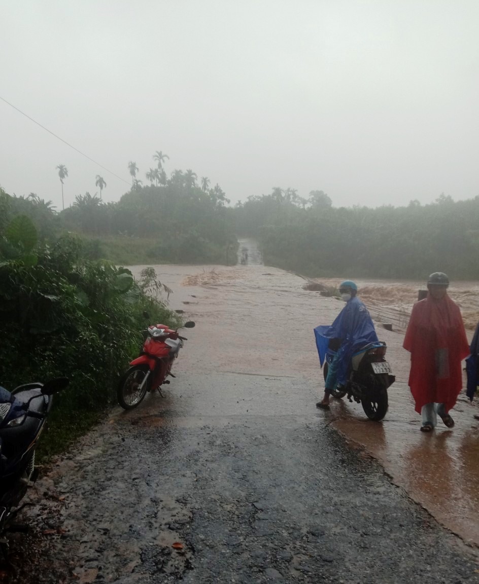 Cầu Sơn Giang - Sơn Linh (huyện Sơn Hà) bị ngập do mưa lớn.