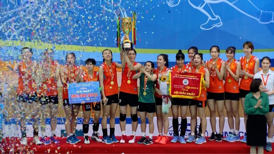 Đội bóng của huấn luyện viên Nguyễn Hữu Hà nhận 100 triệu đồng tiền thưởng vô địch giải đấu. Ảnh: TN