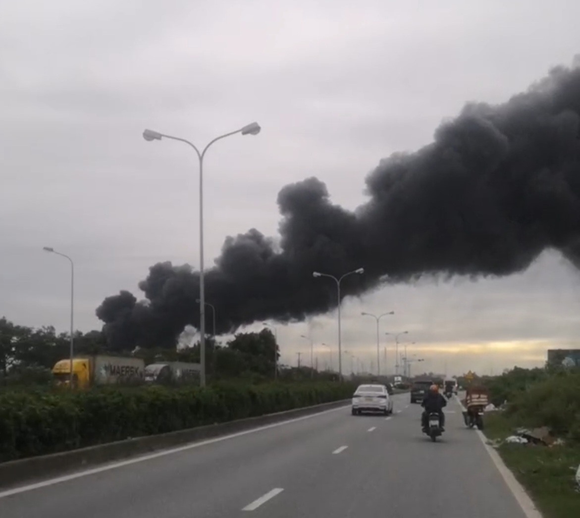Cột khói từ đám cháy bay ngang qua Quốc lộ 10 dài hàng trăm mét. Ảnh: CTV
