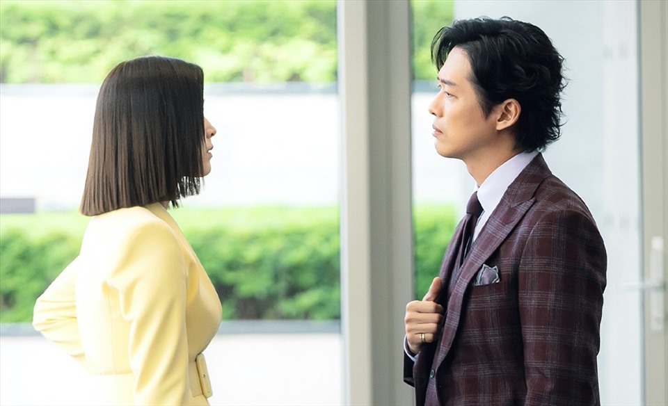 Nam Goong Min, Kim Ji Eun tung hứng ăn ý trong “Luật sư 1000 won”. Ảnh: Poster SBS.