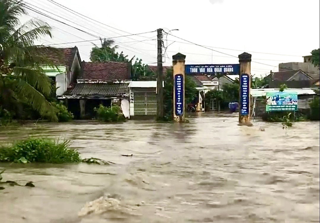 Nước ngập, chảy xiết trên địa bàn thôn Quan Quang, xã Hòa Kiến, TP Tuy Hòa.