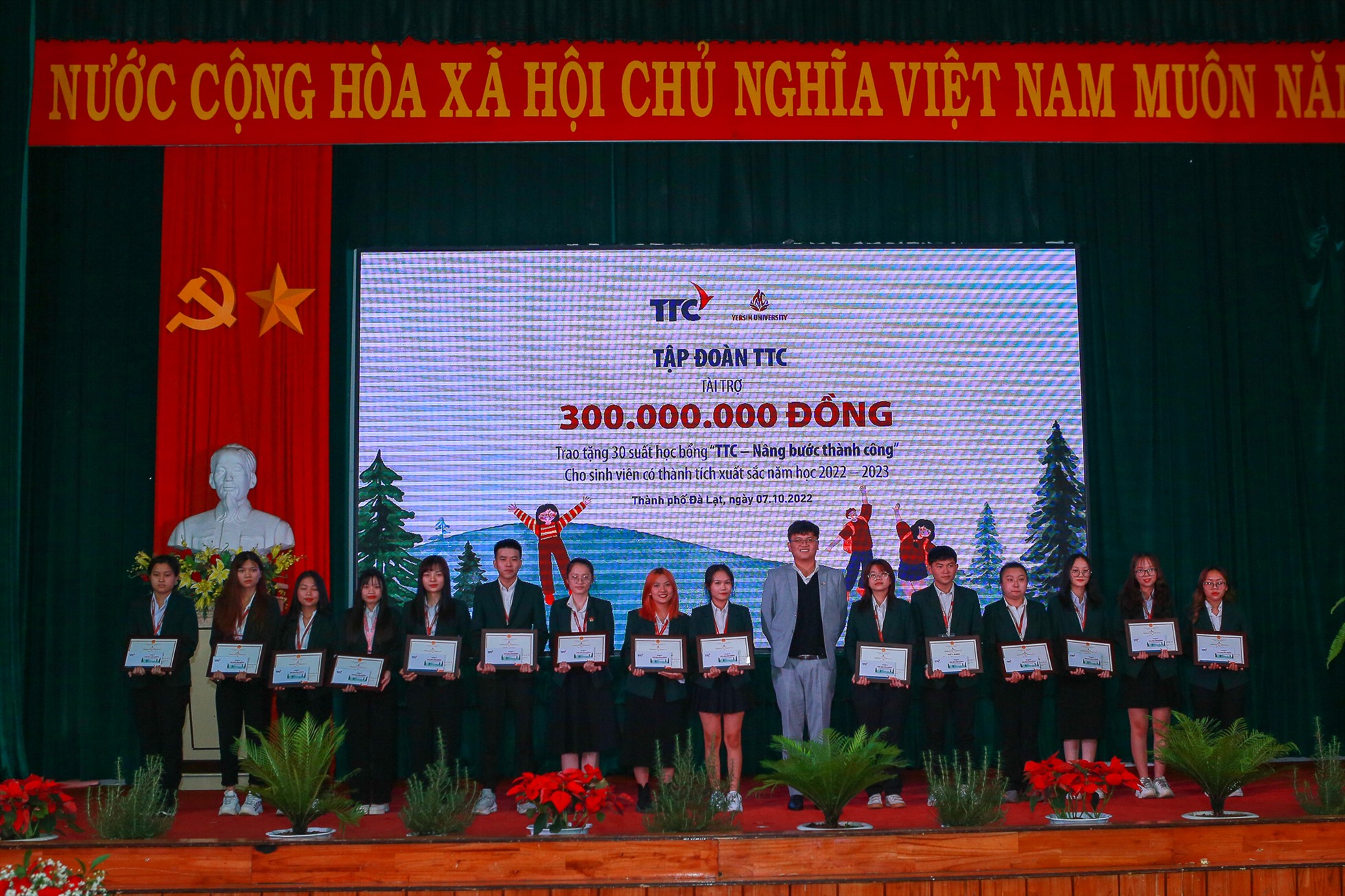 Tập đoàn TTC đã trao học bổng “TTC - Nâng bước thành công” cho 30 sinh viên của Trường Đại học Yersin Đà Lạt với tổng giá trị 300 triệu đồng.
