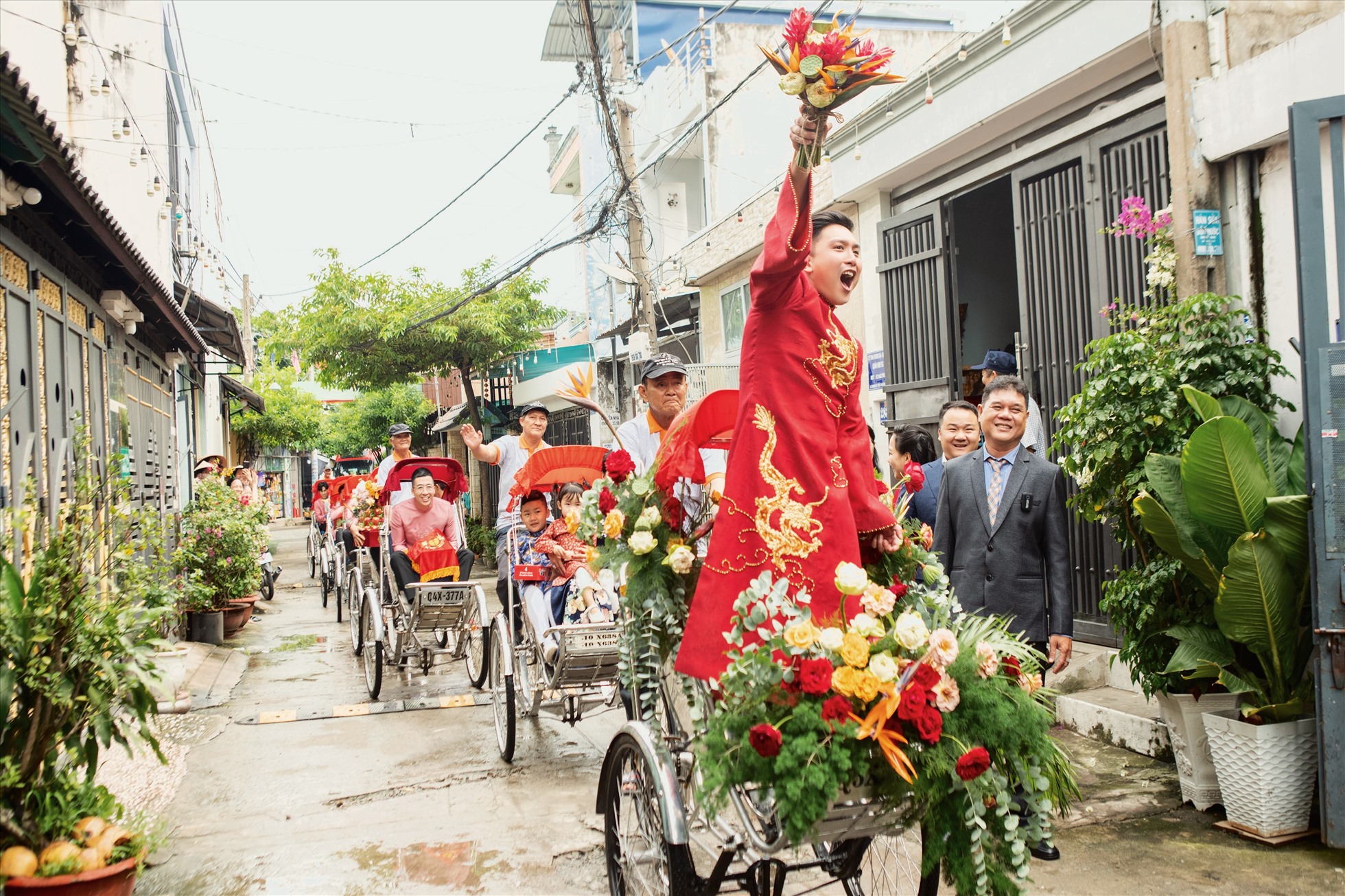 Đúng 9h sáng, “chú rể” Anh Khoa cùng dàn phụ rể (Otis, MC Tài Danh…) đã có mặt trước con hẻm dẫn đến tư gia nhà cô dâu. Không phải trên những chiếc siêu xe đắt tiền hay oto được trang trí hoa như lễ rước dâu thông thường, hình ảnh chú rể cùng họ hàng nhà trai xuất hiện trên những chiếc xích lô, nối đuôi nhau bưng theo dàn tráp lễ vật… đã trở thành “điểm nhấn” đặc biệt trong ngày vui. Hình ảnh này như tái hiện lại 1 nét đẹp riêng của Sài Gòn xưa, là hình ảnh quen thuộc nhưng vô cùng mộc mạc gần gũi từ người dân bình thường cho đến những người giàu có của hòn ngọc Viễn Đông.