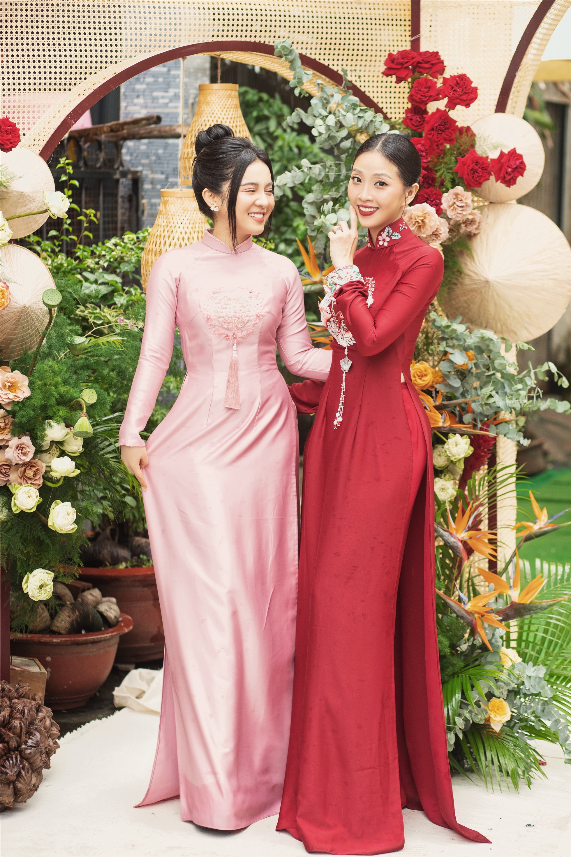 Bản thân Hà Trinh cũng sinh ra và lớn lên ở TPHCM hoa lệ, nơi cô luôn dành một tình yêu đặc biệt và chứng kiến hạnh phúc của bố mẹ cô suốt nhiều thập kỷ. Mỗi khi nhìn ảnh cưới của bố mẹ từ thời xưa, cô luôn có nhiều cảm xúc. Điều này trở thành chất xúc tác để Liêu Hà Trinh tái hiện hình ảnh đám cưới hơn 30 năm về trước của bố mẹ vào chính ngày vui của mình ở hiện tại.