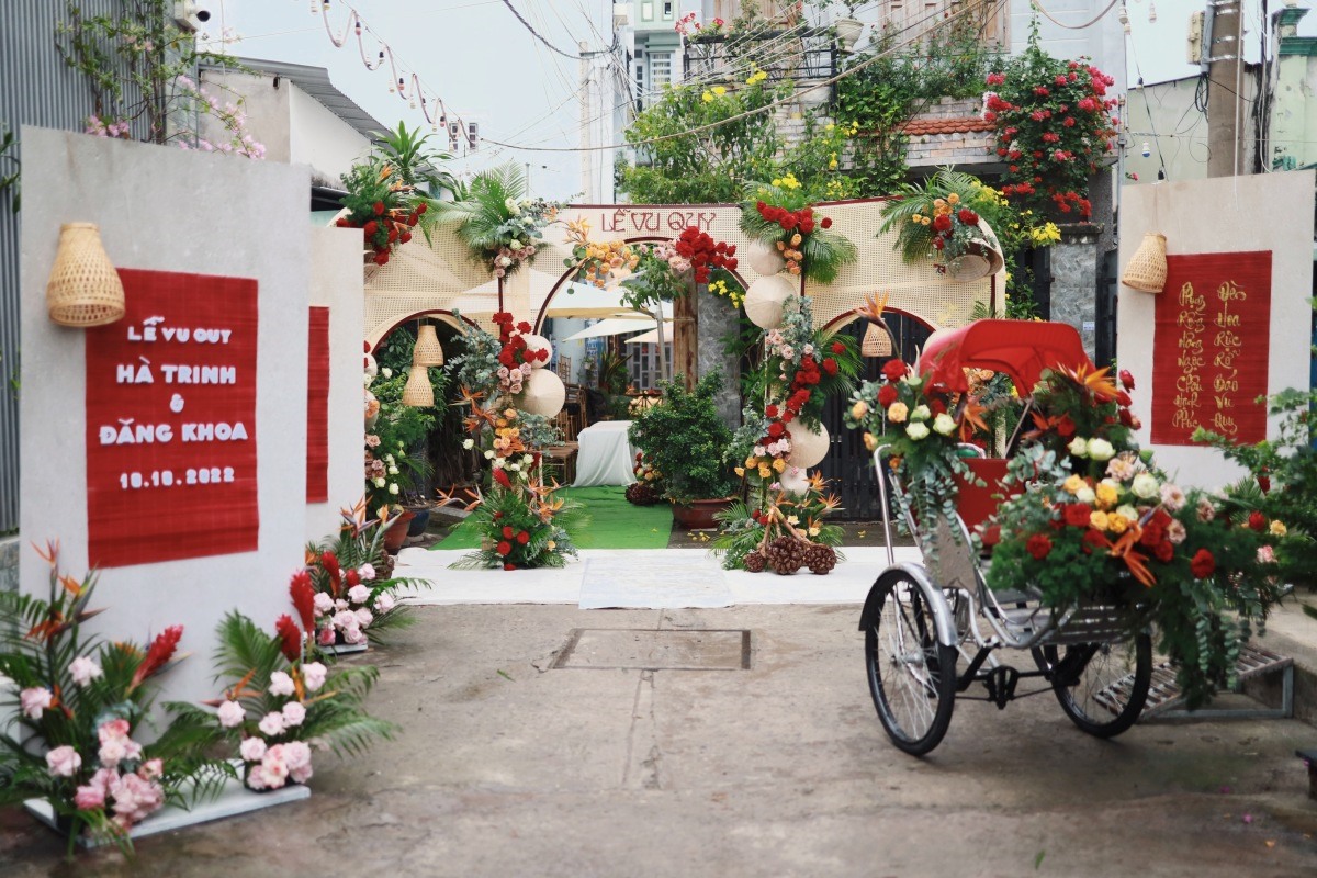 Sáng 10.10, tư gia của cô dâu Liêu Hà Trinh đã hoàn tất khâu trang trí lễ vu quy. Không gian cưới mang hơi hướng hôn lễ miền Tây thời xen lẫn đám cưới kiểu Tân thời của Sài Gòn thập niên 1970-1980.