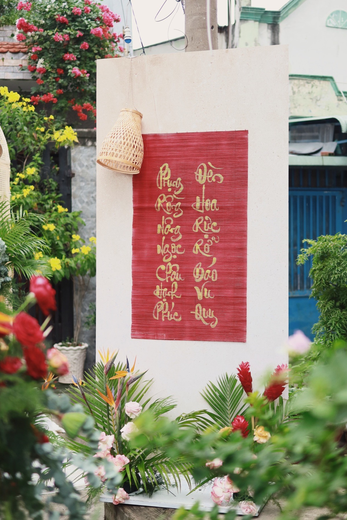 Trước cửa là hình ảnh bốn câu đối đỏ do cô dâu tự tay chắp bút, vẽ thư pháp. Cô dâu Liêu Hà Trinh viết: “Phụng rồng nâng ngọc châu hạnh phúc/Đèn hoa rực rỡ báo vu quy/ Đăng Khoa dâng quả trao chén rượu/Trinh Liêu e ấp gửi xuân thì“. Các câu đối vừa có tên cô dâu chú rể vừa gửi gắm ước vọng hạnh phúc.