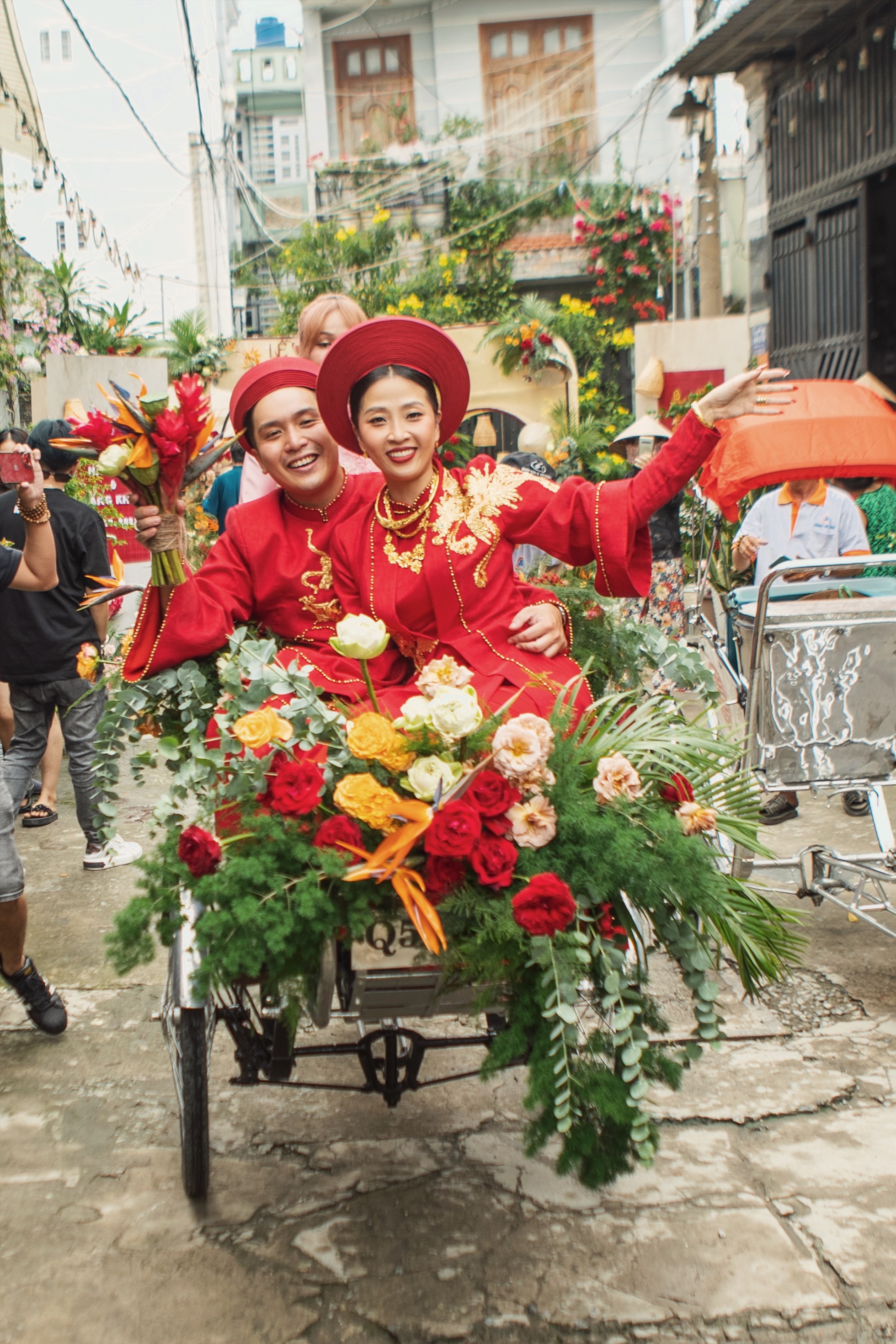 “Hà Trinh hy vọng rằng, thông qua lễ cưới của mình, các bạn trẻ có thể thấy được lễ cưới của ba mẹ ta từ ngàn đời xưa vẫn đẹp biết mấy. Và càng về sau, sẽ có thêm nhiều bạn trẻ chọn cử hành lễ cưới theo kiểu truyền thống mà Trinh đã làm!” - cô tâm sự. Ảnh: Nhân Thành Phan.