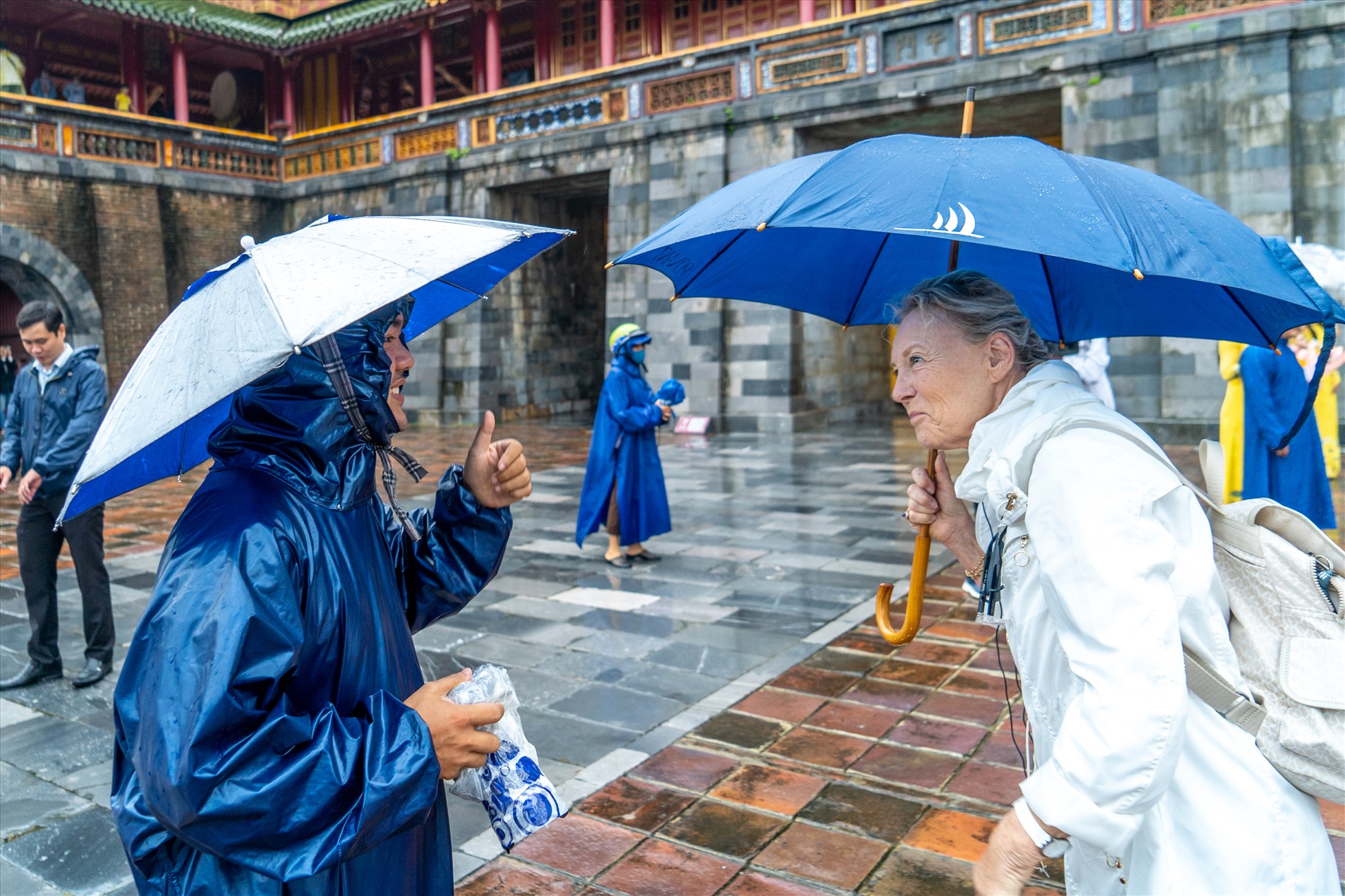 Mặc dù trời mưa nhưng các du khách tỏ ra khá thích thú khi được trải nghiệm “đặc sản” này của Huế.
