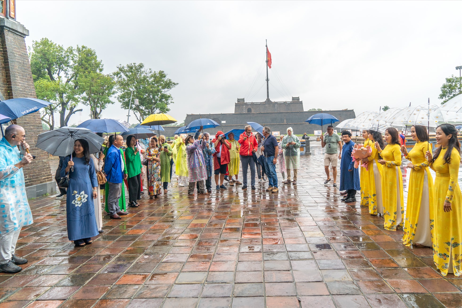 Sở Du lịch tỉnh Thừa Thiên Huế và Trung tâm Bảo tồn di tích cố đô Huế đã tổ chức đón chào đoàn khách tại sân trước Ngọ Môn thuộc Đại nội Huế.