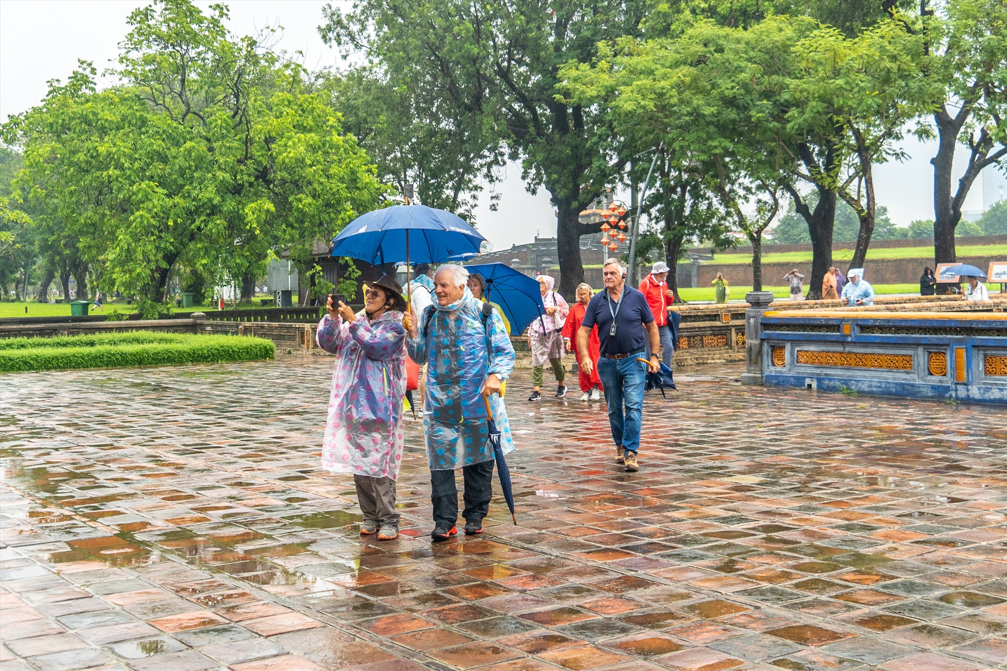 Du thuyền hạng sang Le Lapérouse là chuyến tàu biển đầu tiên đưa khách du lịch quốc tế đường biển trở lại Huế sau hơn 2 năm gián đoạn vì đại dịch COVID-19. Siêu du thuyền Le Lapérouse là loại tàu du lịch cao cấp có thiết kế sang trọng với chiều dài hơn 130 m, rộng 18 m, cao 28m, trang bị hiện đại với phòng chờ được thiết kế mở rộng ra bên ngoài và dịch vụ chuẩn 5 sao, do hãng tàu Ponant điều hành. Điểm nhấn của tàu này là có cả một khoang phòng chờ đa tầng dưới nước có tên The Blue Eye.