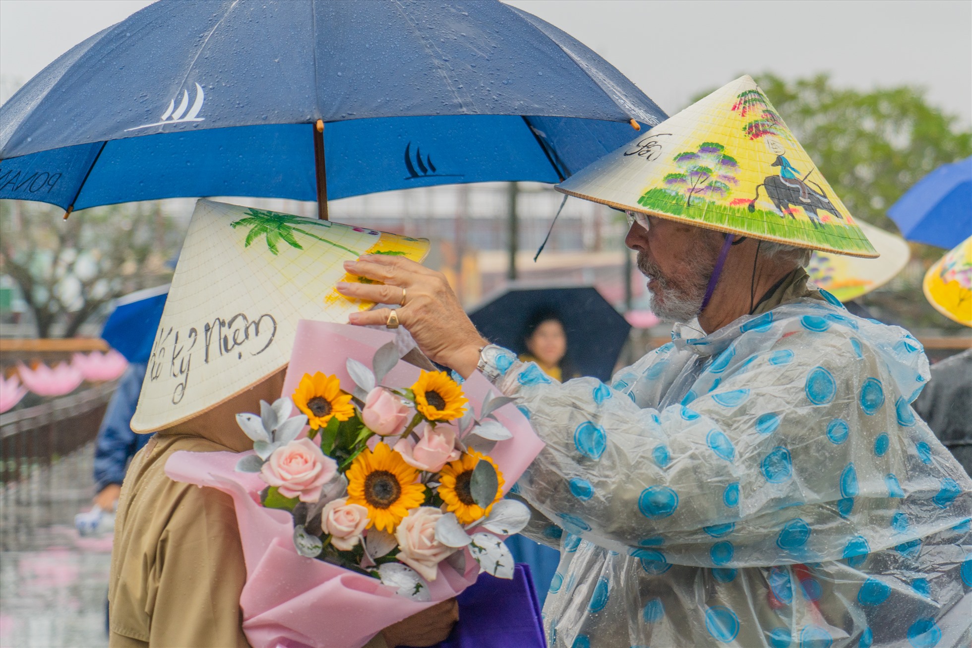 Tặng những bó hoa tươi thắm cho du khách.