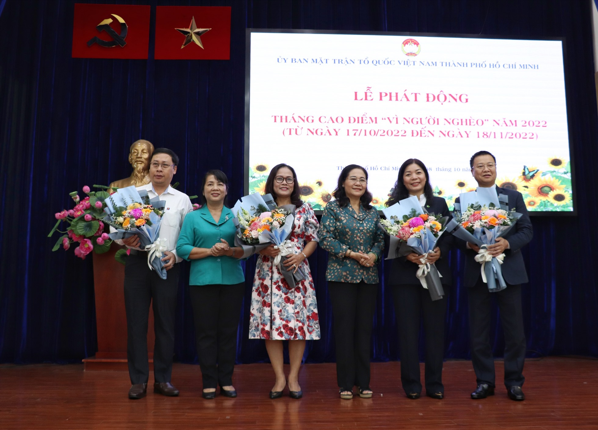Chủ tịch Uỷ ban MTTQ Việt Nam TPHCM Trần Kim Yến tặng hoa cảm ơn đại diện Nova Group và các doanh nghiệp khác.